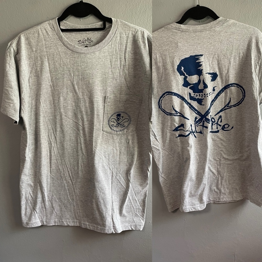 NWT Salt Life skulls and hooks short sleeves gray t-shirt. Size Medium.